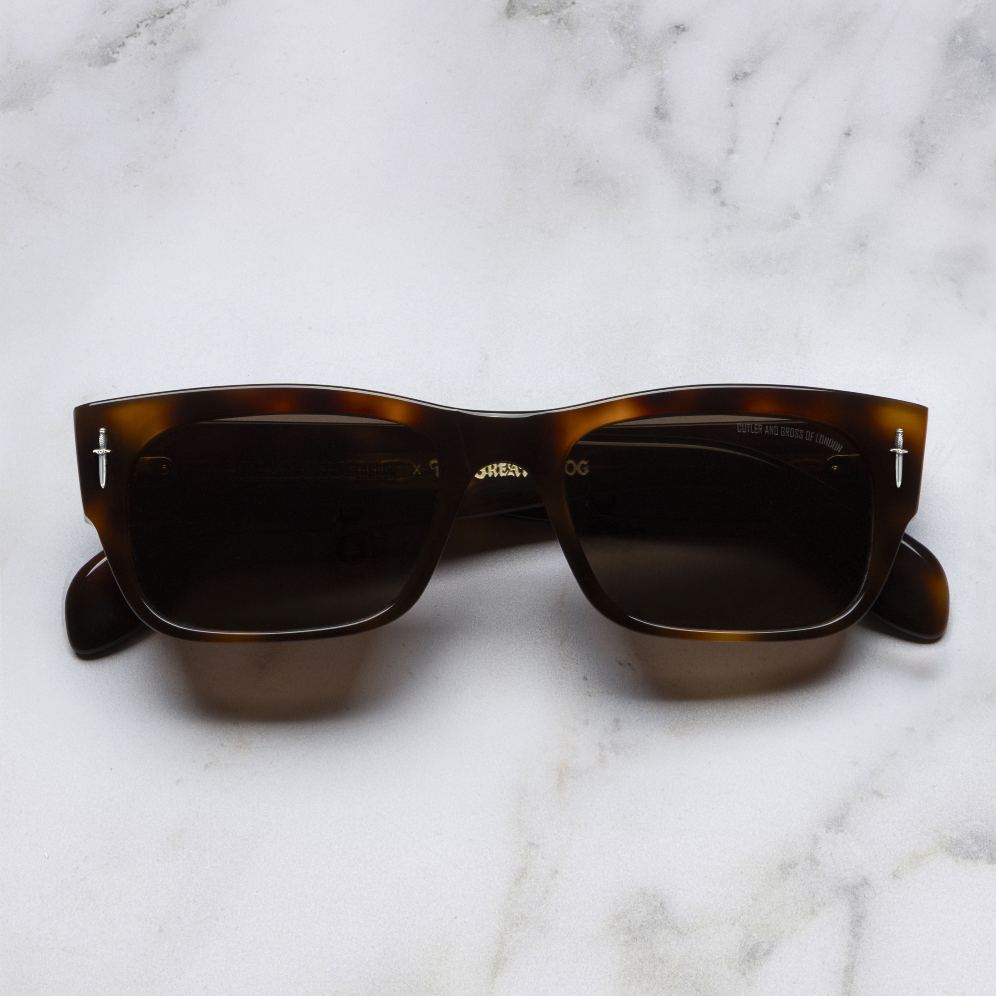 CUTLER AND GROSS 0425 バーガンディ 007同系統モデル The Great Frog Dagger Square Sunglasses | Cutler and Gross